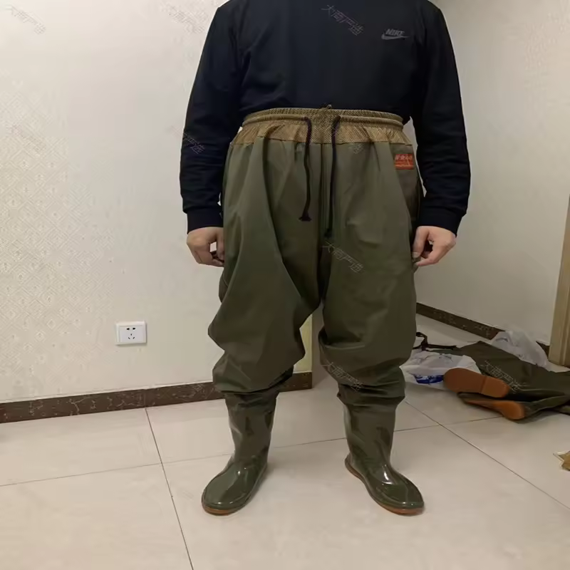 Pantalones de pesca profesionales impermeables. Material verde antifiltraciones. Resistentes y cómodos. Ideales para actividades al aire libre.