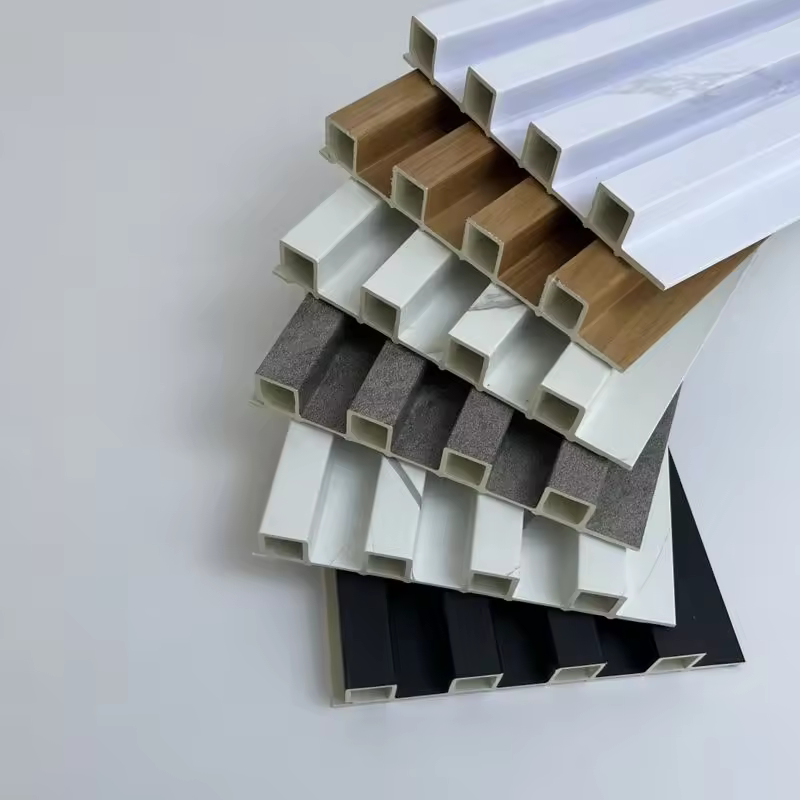 Paneles de pared WPC nuevos de alta calidad con varias texturas para las paredes del vestíbulo del hotel.