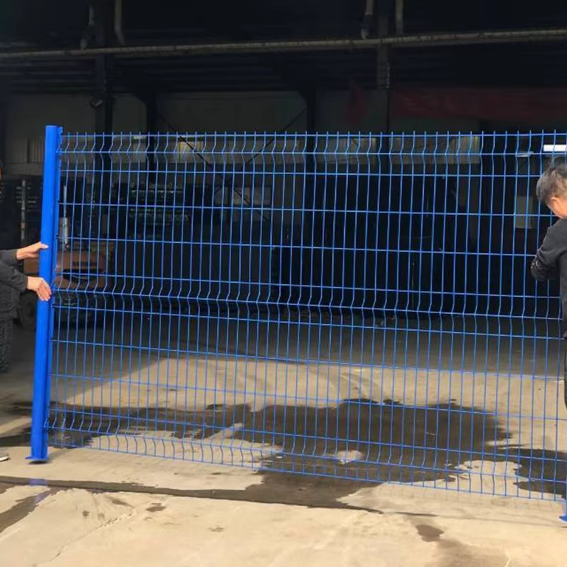 Panel de cerca de seguridad con poste en forma de melocoton columna roja malla ondulada barrera para fabrica y comunidad