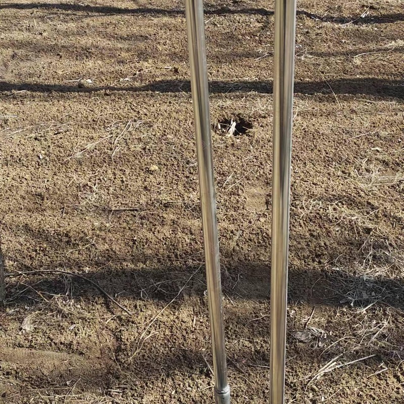 Three toothed hook with rod